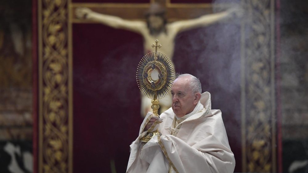 Pope at Corpus Christi Mass: Eucharist heals our fragile memory